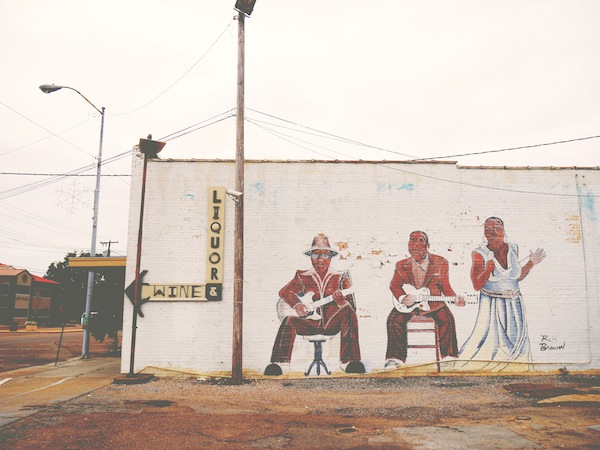 travelettes marie colinet clarksdale mississippi blues musicians mural muddy waters john lee hooker bessie smith